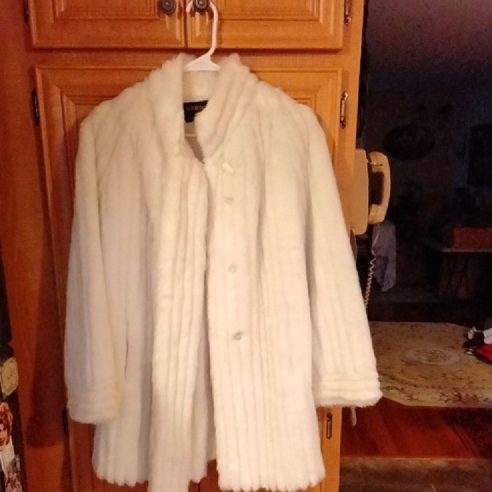 Elegant  Faux Fur White Women's Coat Made By Jacques Saint Laurent Excellent